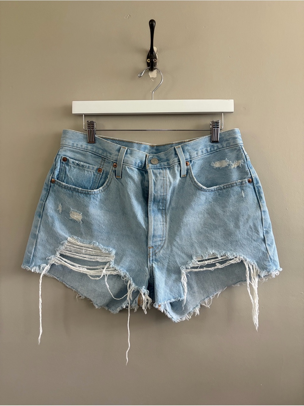 Levi’s 501 denim shorts distressed size 32